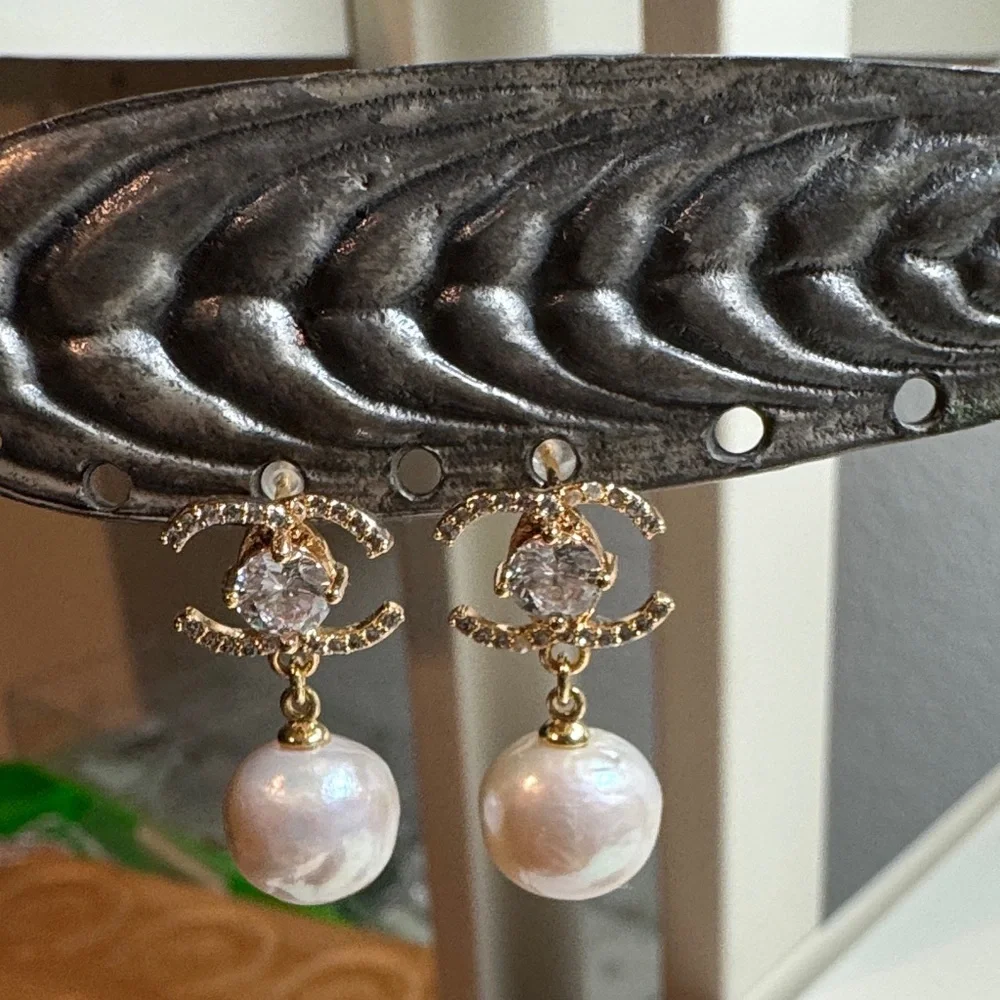 Elegant Gold and Pearl Drop Earrings - Picture 1 of 2